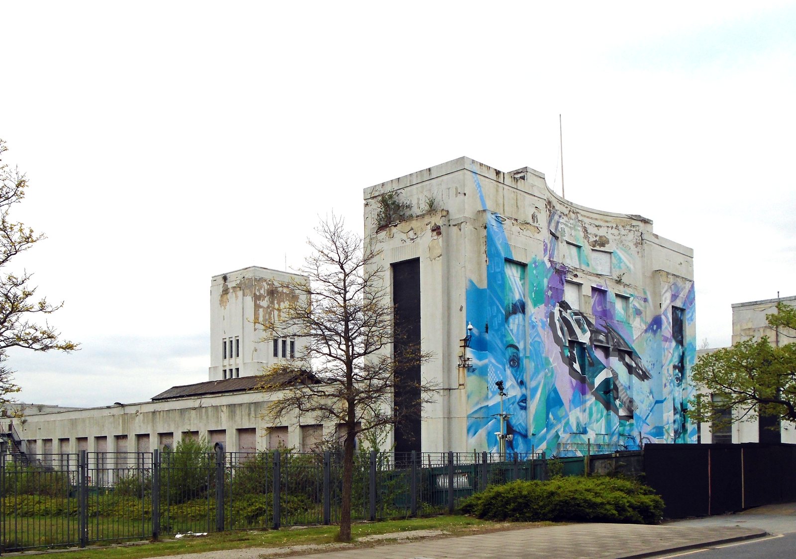 The Littlewoods Building on Edge Lane, Liverpool, in 2017, before the 2018 fire. Photo: Rodhullandemu / <a href=\"https://commons.wikimedia.org/wiki/File:Littlewoods_Building_2017-1.jpg\">Wikimedia Commons</a>, <a href=\"https://creativecommons.org/licenses/by-sa/4.0/\">CC BY-SA 4.0</a> The derelict Art Deco Littlewoods Building on Edge Lane, Liverpool, with a large mural on its east wing